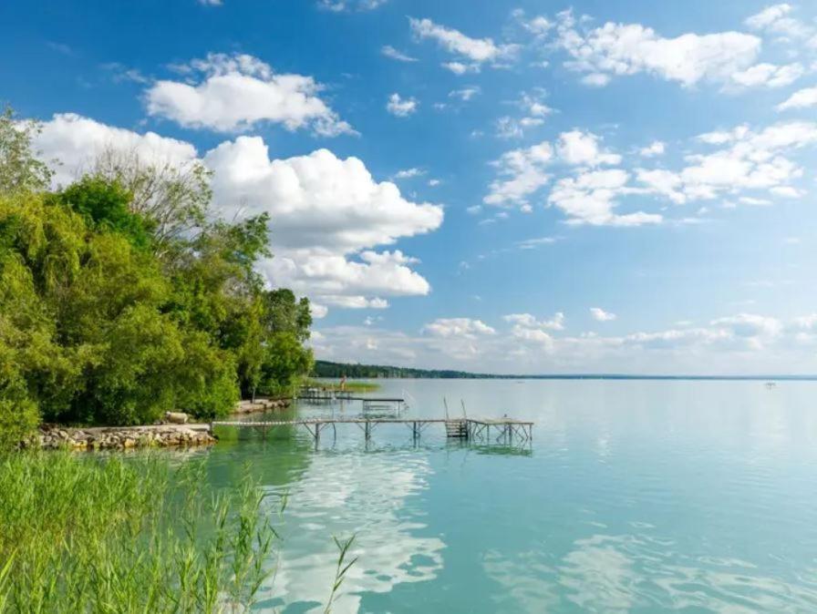 Green Lake House - Private Beach At Balaton بالاتوناكاراتيا المظهر الخارجي الصورة